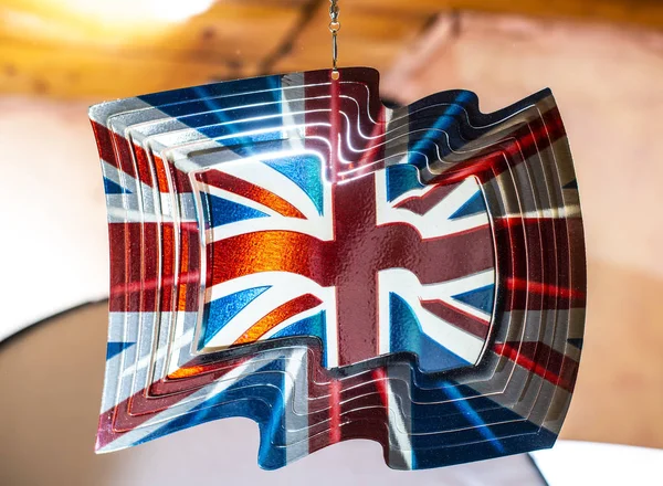 盘子里挂着英国国旗 闪亮的金属板上挂着英国国旗 — 图库照片