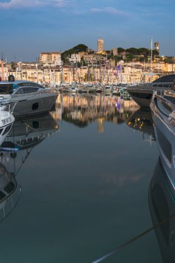 Cannes güneş doğarken defne birçok yatlar. Gece ışıkları ve Yelkenli Cannes. Seyahat ve yaşam için lüks konsepti.