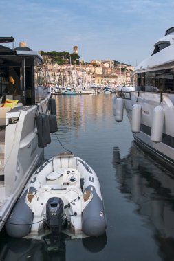 Cannes güneş doğarken defne birçok yatlar. Gece ışıkları ve Yelkenli Cannes. Seyahat ve yaşam için lüks konsepti.