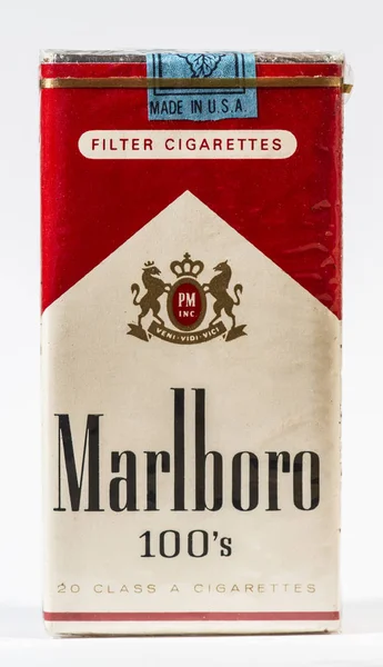 Vintage Marlboro sigara 100'ler ABD'de üretilen. Banderole üstünde tepe-in belgili tanımlık bohça. Kırmızı paket. Filtre sigara paketinin yakın çekim. Bize ABD dışında kullanmak için muafiyet vergi. Philip morris yapımcı. 