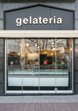 Gelateria vitrin buzdolabı ile. Metin Gelateria duvarda. İtalyan dondurma. Yaz ve tatlı gıda kavramı. Bina dış.