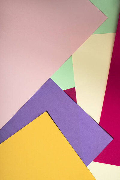 Цветная полигональная бумага. Геометрический фон пастельных тонов. Абстрактная композиция
.