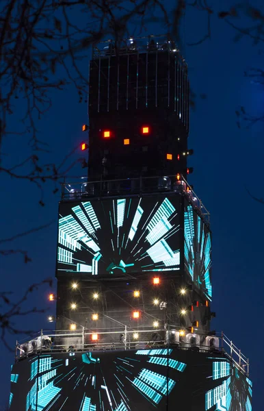 Πολυμέσων Πύργο Πολλές Φωτεινές Οδήγησε Οθόνες Μέσα Στη Νύχτα Σποτάκια — Φωτογραφία Αρχείου