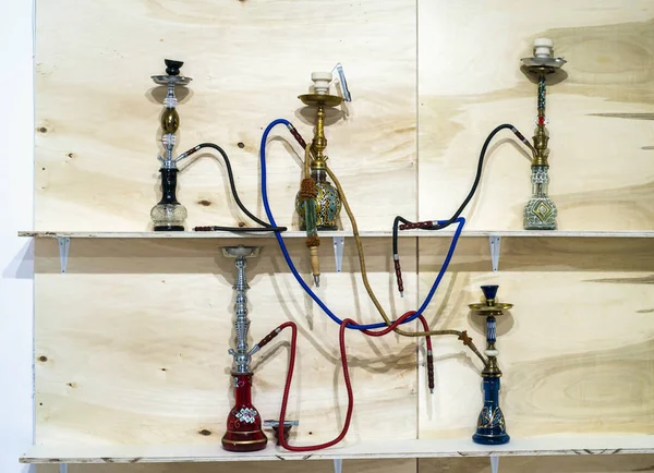 Antiguas Hookahs Estante Varios Modelos Colores Cultura Árabe Accesorios Fumar — Foto de Stock
