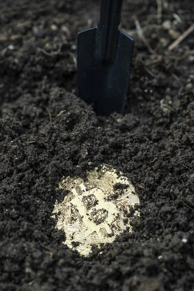 Биткойн Почве Разработка Концепции Криптовалют Желтая Зарытая Монета Лопата — стоковое фото