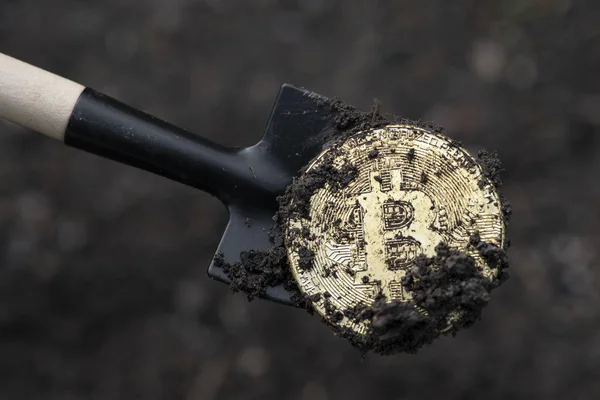 Monety Bitcoin Glebie Koncepcja Kryptowaluty Górnictwa Żółty Pochowany Monet Łopata — Zdjęcie stockowe