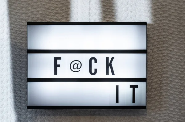 İleti ışıklı tahtada canı cehenneme. Internet ve e-posta ile metin küfür kavramı. Gün ışığı penceresinden. Oda iç. Siyah harflerle. F@ck teşekkür ederim beyaz duvar kağıdı duvar üzerinde.