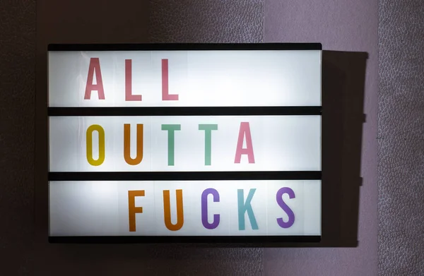 Mensagem All Outta Fucks Illuminated Board Descuidado Conceito Empatia Com — Fotografia de Stock