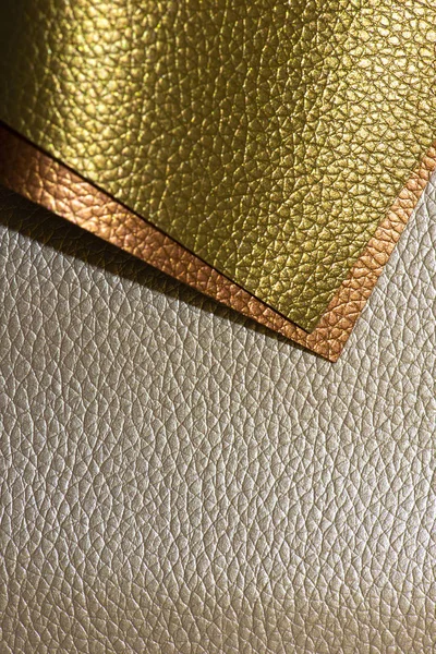 Goldglänzende Farbe Leder Heller Hintergrund Geometrische Formen Brillante Oberflächenkulisse Abstrakte — Stockfoto