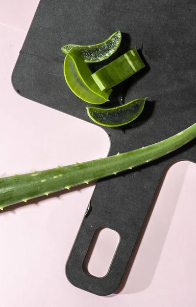 Aloe Vera Dilimleri Karanlık Gemide Sağlık Güzellik Kavramı Closeup Aloe — Stok fotoğraf