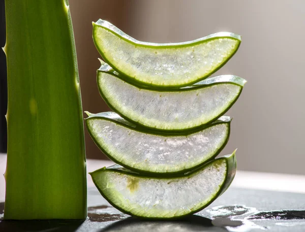 Rodajas Aloe Vera Apiladas Sobre Tabla Oscura Gel Dentro Hoja —  Fotos de Stock