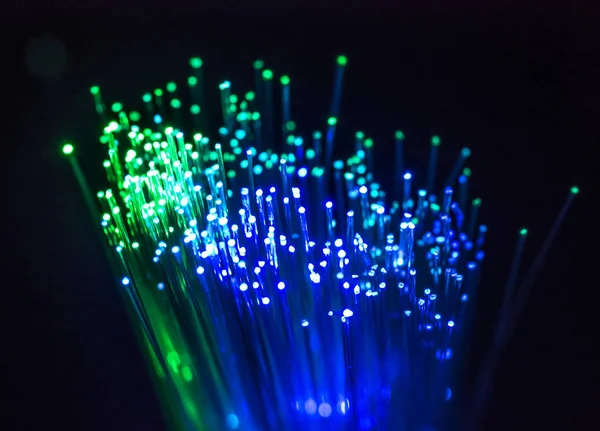 彩色光纤在黑暗的背景上照明 高速互联网概念 数据传输光纤电缆 一堆许多光纤 发光不同的颜色 技术背景 — 图库照片