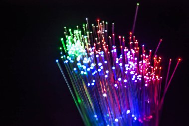 Renkli optik lifler üzerinde koyu arka plan aydınlatılmış. Yüksek hızlı Internet kavramı. Optik fiber kablo baðlamanýz gerekebilir. Birçok optik lifler, farklı renkleri parlayan bir grup. Teknolojik altyapı.