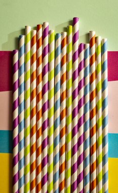 Renkli alacalı içme payet. Desenli payet ve parlak renk Kağıt arka plan. Düzenlenmiş payet yan yana. Yaz saati ve içme için kavram. Geometrik zemin.