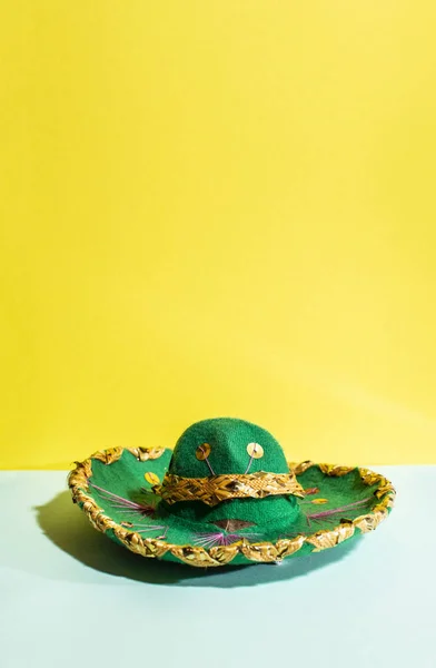 Chapéu Sombrero Mexicano Fundo Tom Pastel Geométrico Amarelo Verde Chapéu — Fotografia de Stock