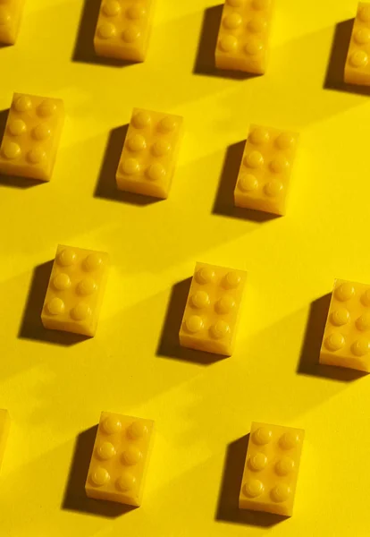 Sarı Unicolour Plastik Geometrik Küpleri Geometrik Şekiller Inşaat Oyuncaklar Çok — Stok fotoğraf