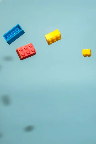 Плаваючі Пластикові Геометричні Кубики Повітрі Будівельні Іграшки Геометричних Формах Падають — стокове фото