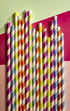 Renkli alacalı içme payet. Desenli payet ve parlak renk Kağıt arka plan. Düzenlenmiş payet yan yana. Yaz saati ve içme için kavram. Geometrik zemin.