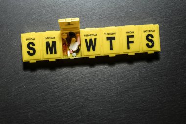 Tarihleri ile kutu hap. Farklı ilaçlar Tarih ve saat ayrılmış. İlaç almak için plan. Makinelinin ile tıp kavramı. 