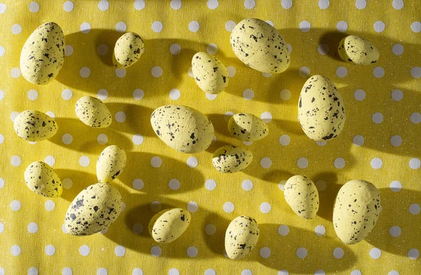 黄色のホワイト ドットの背景が黄色のイースター卵の装飾 長い影 — ストック写真