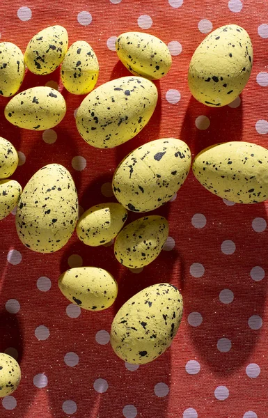 ドットの赤の背景に黄色のイースター卵装飾 長い影 — ストック写真