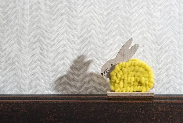 Желтый Пасхальный Кролик Перед Белой Стеной Комнате Банни Украшения Белые — стоковое фото