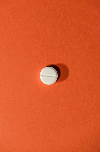 Jeden Biały Pigułka Pomarańczowym Tle Minimalistycznym Koncepcji Dla Medycyny — Zdjęcie stockowe