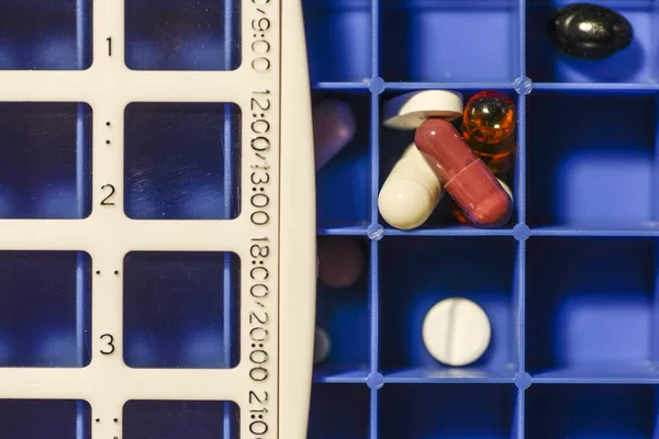 Χάπια Κουτί Τις Ημερομηνίες Διάφορα Φάρμακα Χωρίζονται Ανά Ημερομηνίες Και — Φωτογραφία Αρχείου