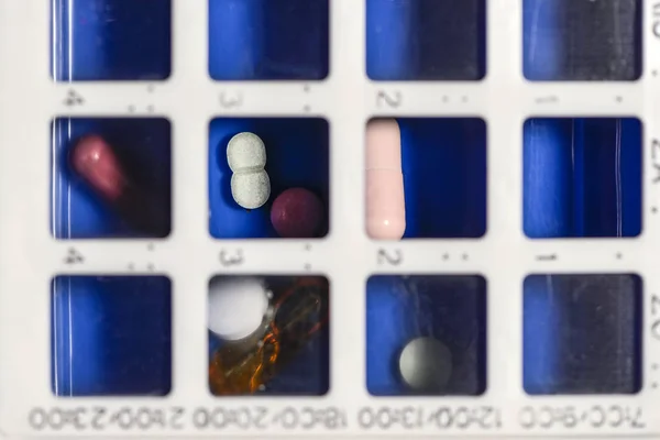 Χάπια Κουτί Τις Ημερομηνίες Διάφορα Φάρμακα Χωρίζονται Ανά Ημερομηνίες Και — Φωτογραφία Αρχείου