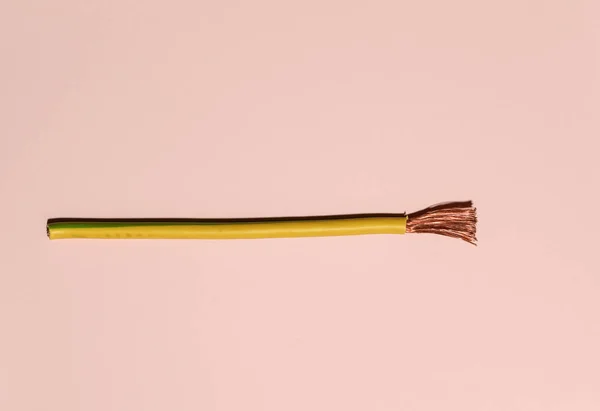 Elektrisk Kabel Rosa Pastell Bakgrund Sprida Kopparledningar Minimalistiska Elektriska Bakgrund — Stockfoto