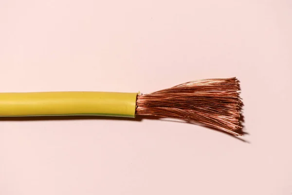 Elektrisk Kabel Rosa Pastell Bakgrund Sprida Kopparledningar Minimalistiska Elektriska Bakgrund — Stockfoto