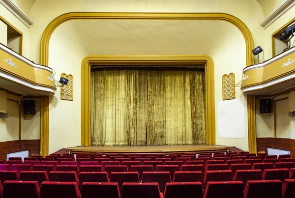 Interior Teatro Cortina Amarela Assentos Vermelhos Interior Teatro Cena Clássica — Fotografia de Stock
