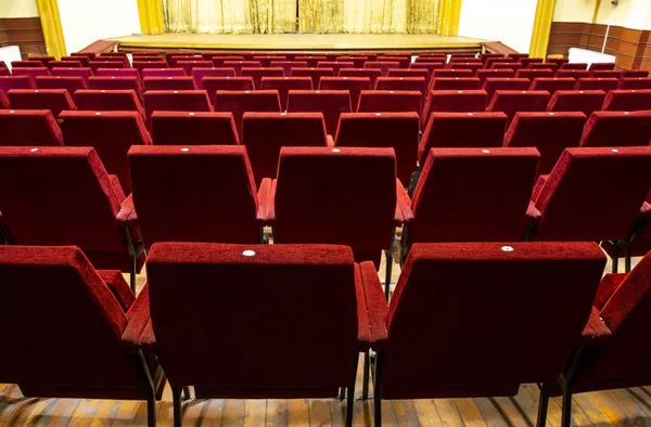 Interior Teatro Cortina Amarela Assentos Vermelhos Interior Teatro Cena Clássica — Fotografia de Stock