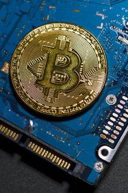Mavi devre kartında Bitcoin para. Kripto para birimi kavramı.