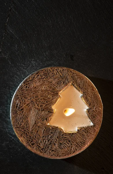 Рождественская свеча в форме ёлки. Пламя свечи внутри Рождества — стоковое фото