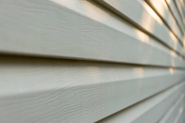 Köy evinin duvarına umudu etkisi ile parçası. Güneş ışığı ve ağaç gölgeleri kaotik bir sarı-gri desen oluşturmak