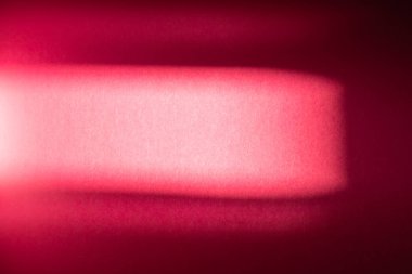 Pembe ve beyaz yapraklar karton güneş parlama ile. Degrade ışık ve gölge. Dikey ve yatay yumuşak hatları