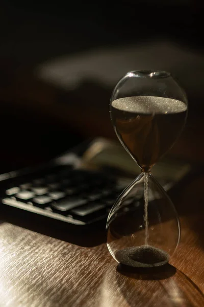 Склянка Столі Задньому Плані Калькулятор Потік Піску Непереборний Час — стокове фото