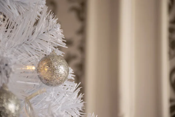 白色圣诞树块与圣诞节装饰 图库照片