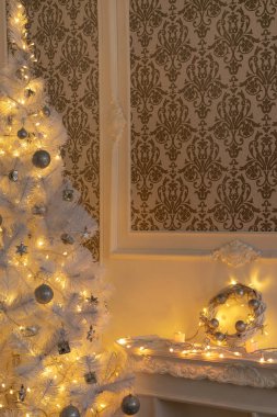 Barok Noel tarzı oda parçası. Noel ağacı ışıkları ile parlar. Mumlar ve bir atmosferde muhteşem tatil, rahatlık ve sıcaklık için süslemeler