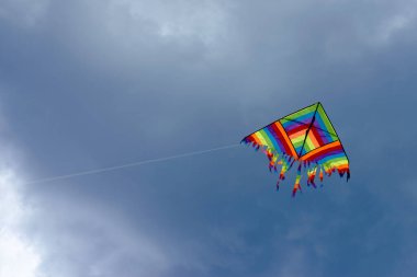 Fırtına bulutlarıyla gökyüzünde uçurtma