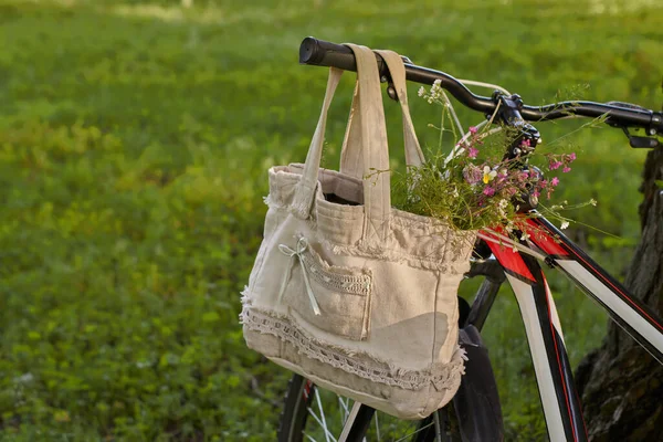 Linneväska Med Bukett Vilda Blommor Hänger Styret Cykel Cykla Genom — Stockfoto