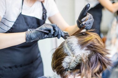 Güzellik Salonu, Kuaför boya saç istemci, boya kıpırdanırken