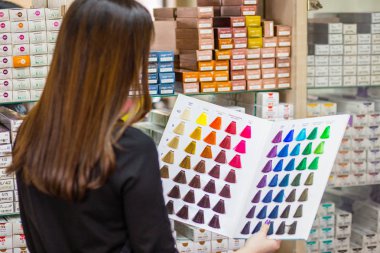 Güzellik Salonu, kız hava boya, saç rengi seçer.