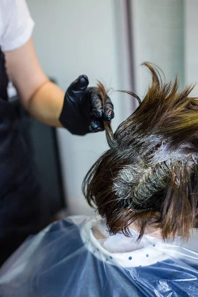 Güzellik Salonu Kuaför Boya Saç Istemci Boya Kıpırdanırken — Stok fotoğraf