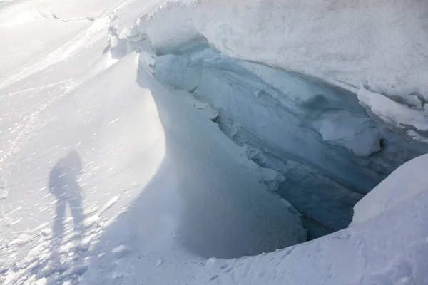 Imagem Cênica Conceito Caminhadas Com Sombra Alpinit Perto Fenda Glaciar — Fotografia de Stock