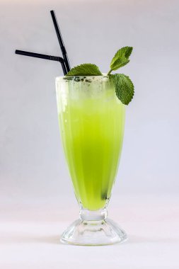 Taze bir yaz alkolsüz meyve ve uzun bardakta nane yeşili kokteyl..