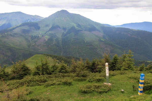 Fronteira Romeno Ucraniana Colunas Fronteira Nas Montanhas Caminhadas Viajar Conceito — Fotografia de Stock