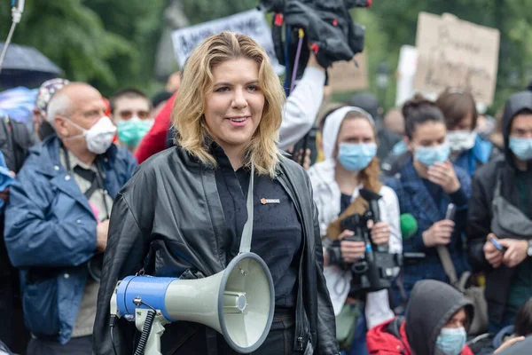 KYIV, UKRAINE - Haziran 05 2020: COVID-19 salgını sırasında polis şiddetini protesto eden bir kadın posteri elinde tutuyor 