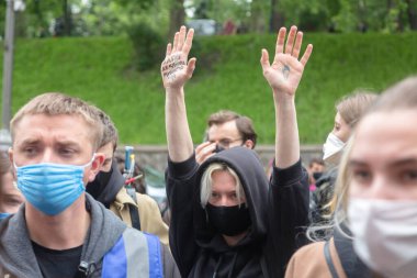 KYIV, UKRAINE - Haziran 05 2020: COVID-19 'daki insanlar polis şiddeti ve İçişleri Bakanı Arsen Avakov' u protesto eden maskeler